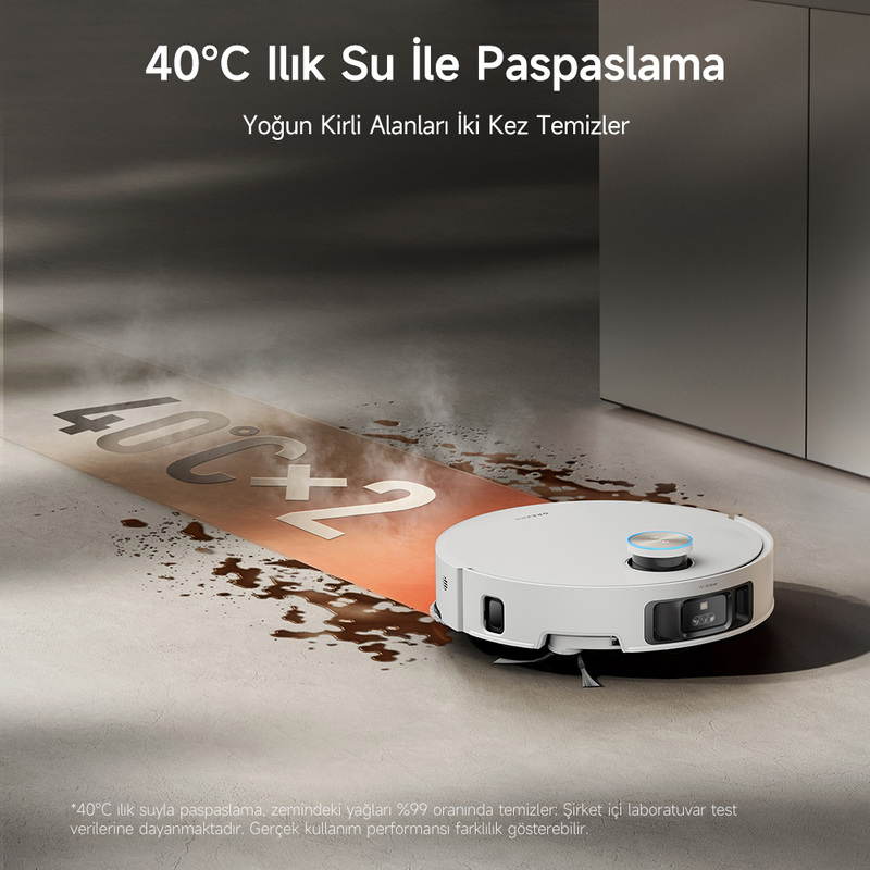 Beyaz robot süpürge, 40°C ılık suyla kirli zemini temizliyor.