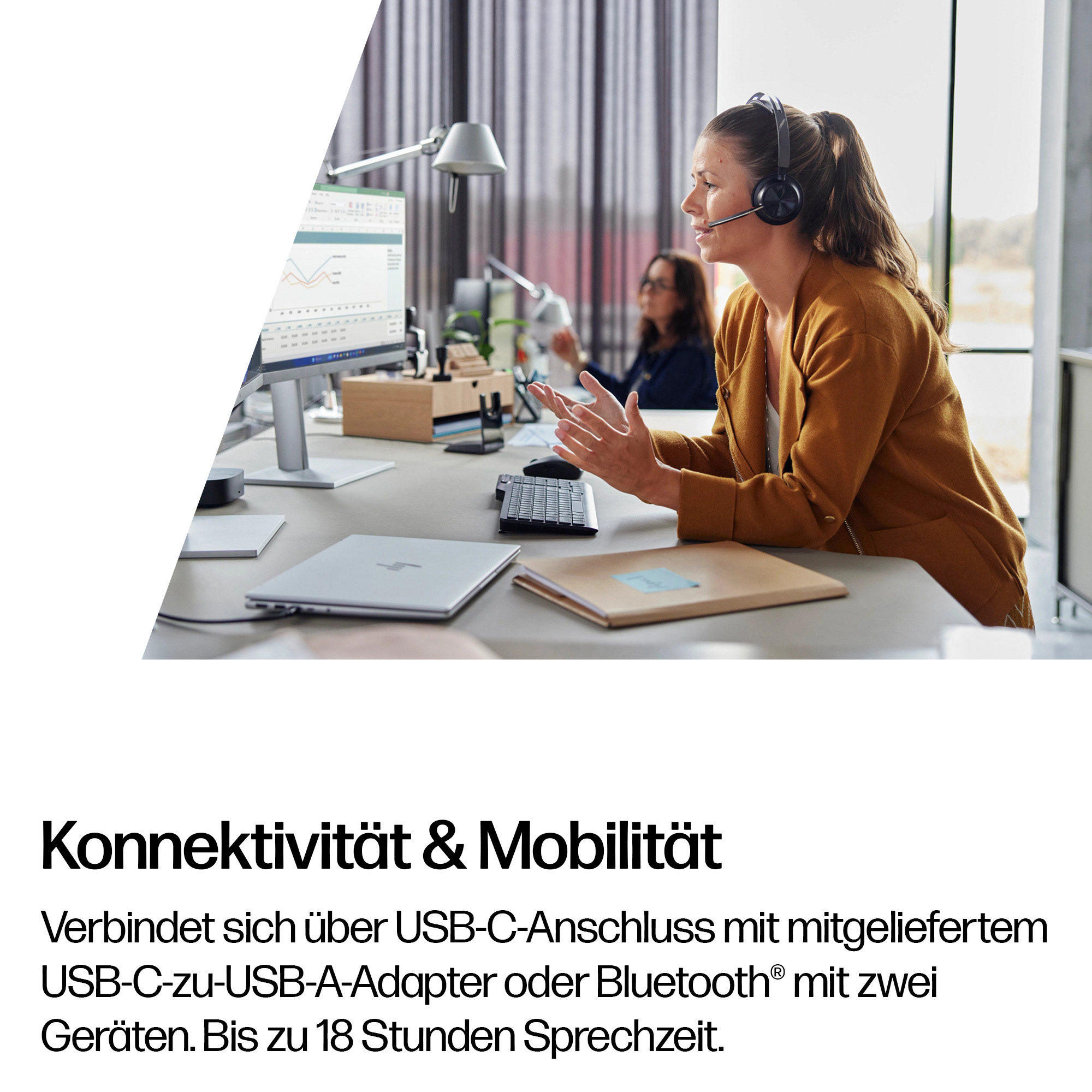 Frau mit Headset am Schreibtisch, Computerbildschirm zeigt Diagramme. Laptop geöffnet.