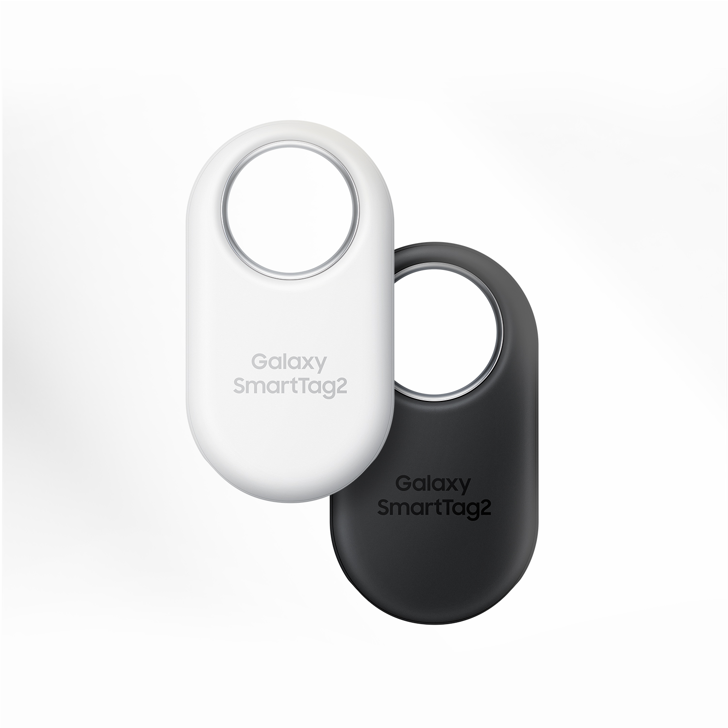 Dos localizadores Galaxy SmartTag2, uno blanco y otro negro, yacen uno al lado del otro.