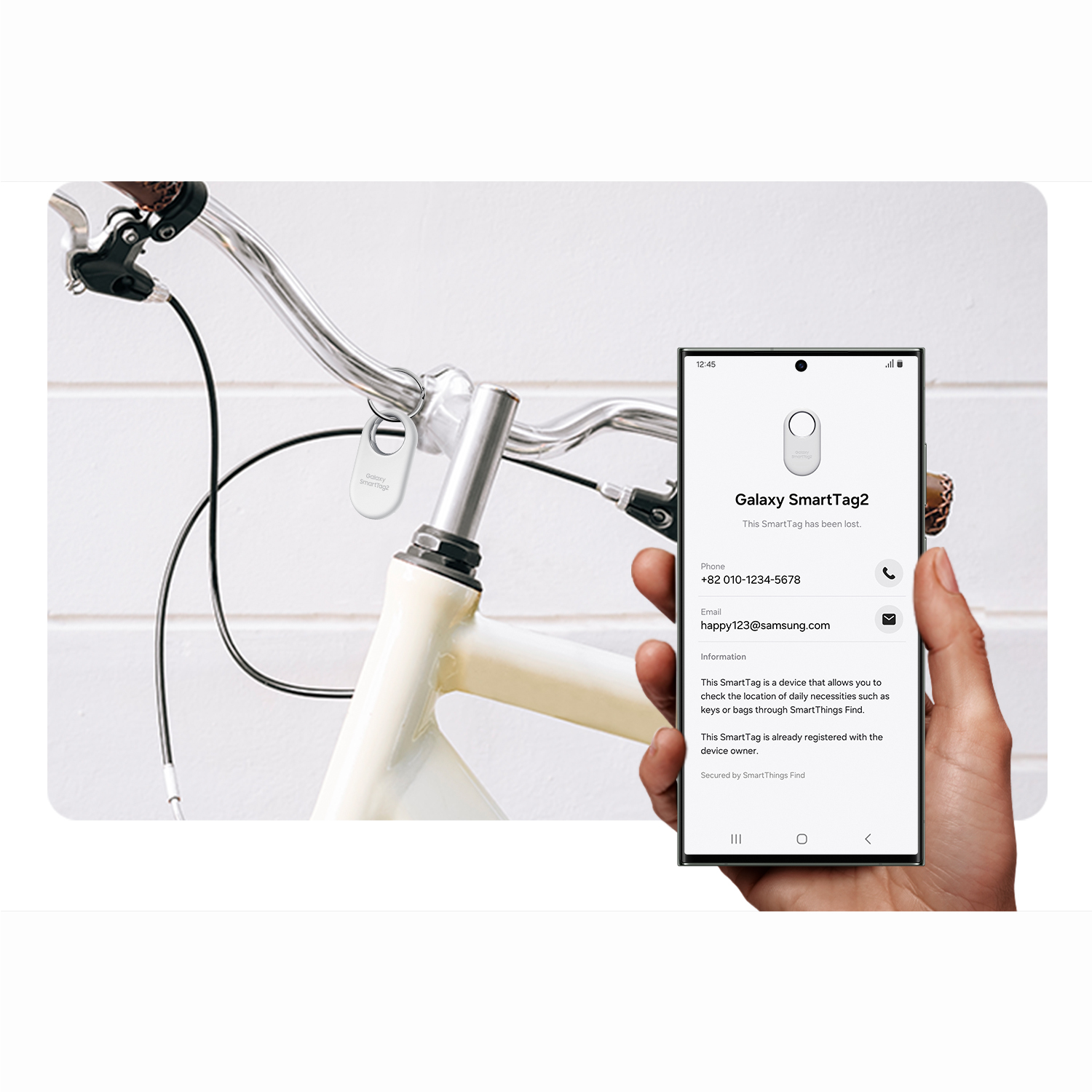 Un Galaxy SmartTag2 está en el manillar de una bicicleta. Un teléfono muestra la etiqueta perdida.