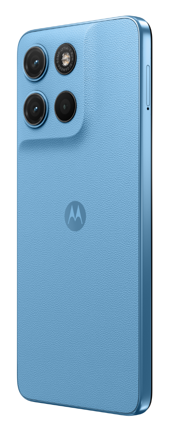 Tył jasnoniebieskiego smartfona Motorola z trzema aparatami i logo Motorola.