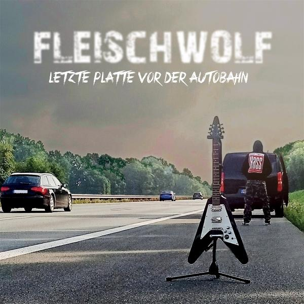Ein V-förmiges Gitarren-Logo auf der Autobahn mit Autos und einem SUV.