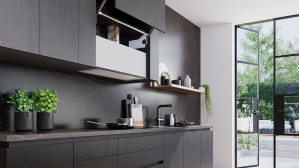 Mermer tezgah arası ve dışarıya açılan cam kapılı modern koyu mutfak.