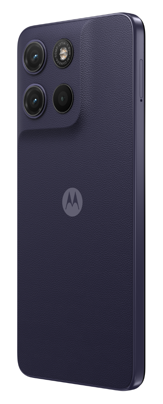 Ciemnoniebieski smartfon z trzema aparatami i logo Motoroli.