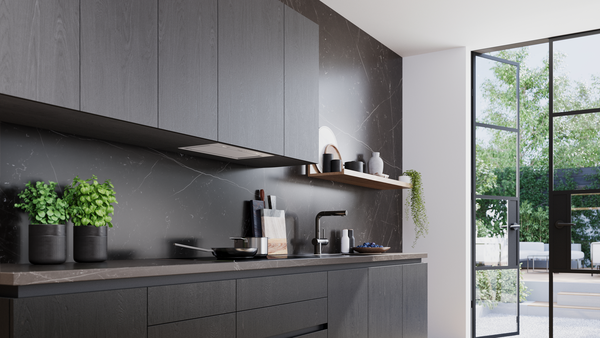 Mermer backsplash, lavabo ve bitkiler içeren modern koyu ahşap mutfak. Fransız kapılar bahçeye açılır.