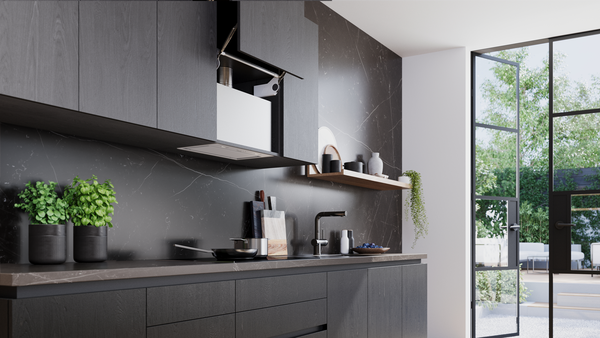 Koyu dolaplı, mermer sıçrama önleyici, lavabo ve bahçeye açılan kapıları olan modern mutfak.