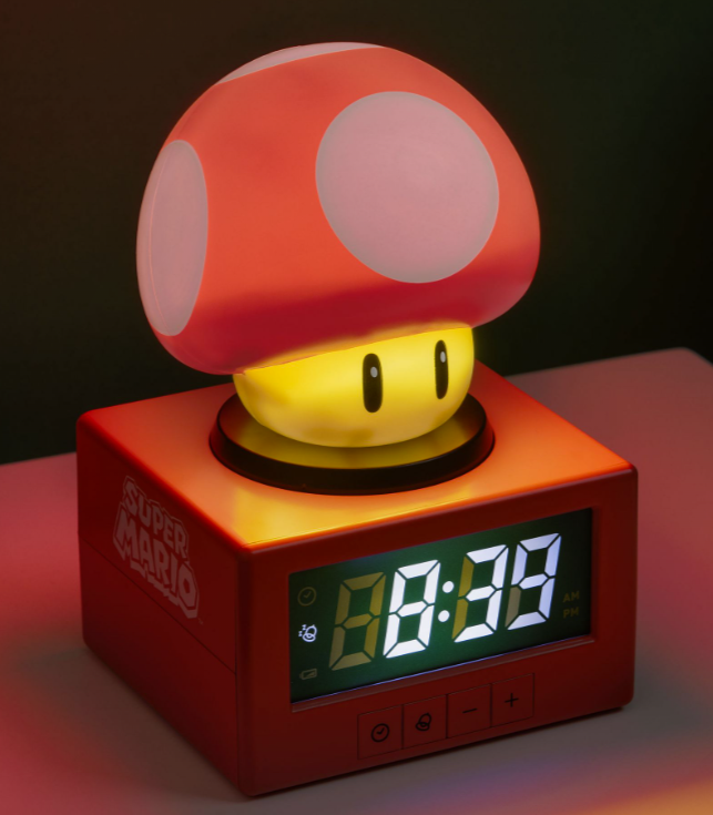 Ein roter Super Mario Pilz-Wecker mit Digitalanzeige, die 08:39 anzeigt.