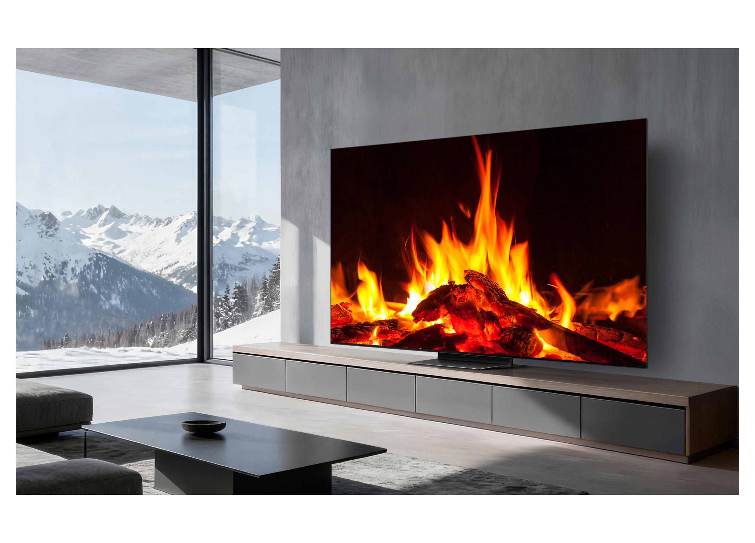 Moderner Wohnraum mit großem Fernseher, der ein Kaminfeuer zeigt, und Blick auf verschneite Berge.