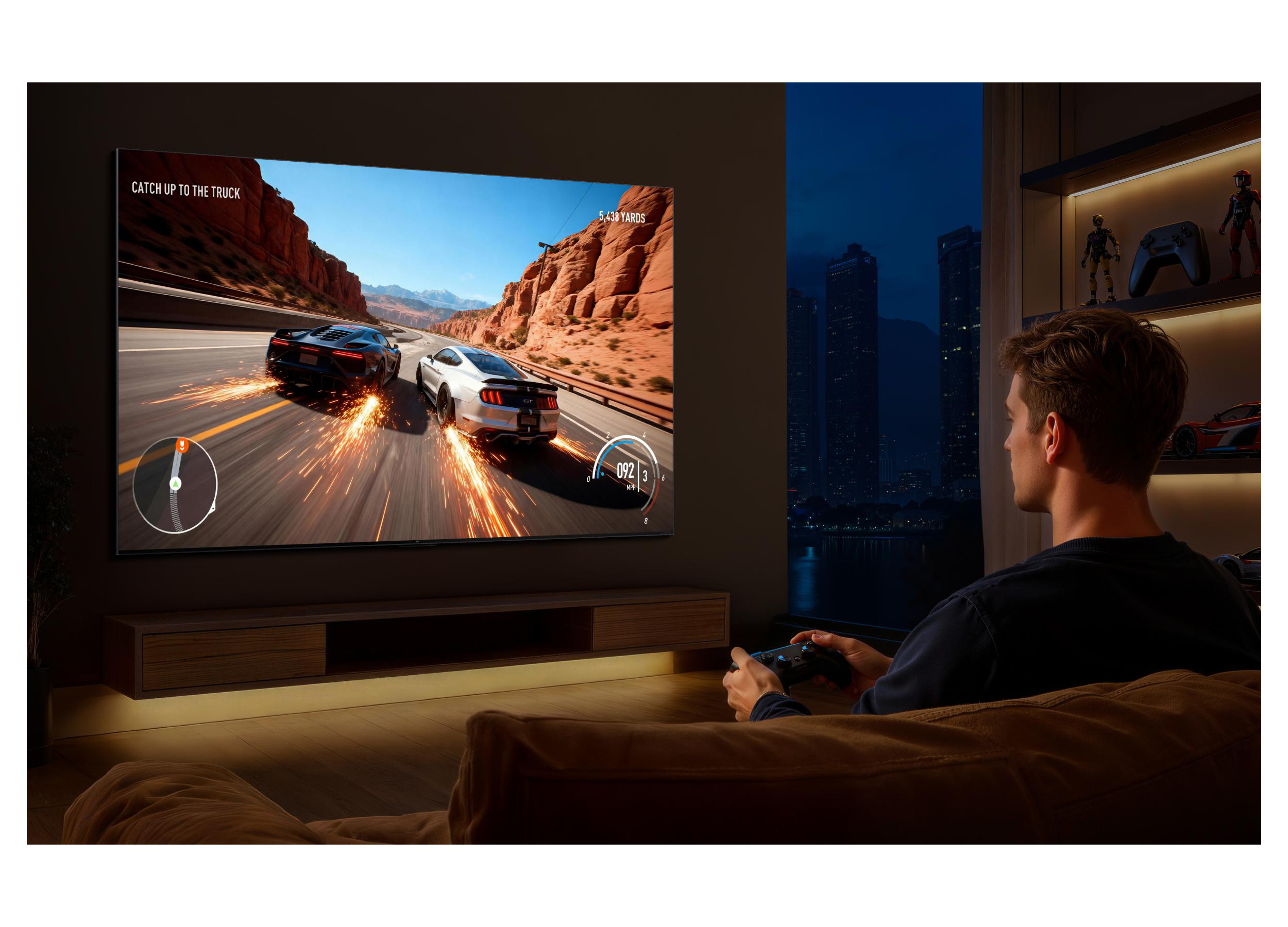 Mann spielt Autorennspiel auf einem großen Bildschirm, während es draußen dunkel ist.