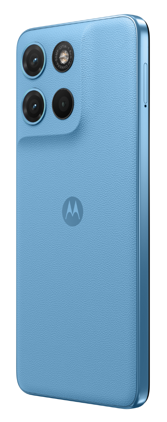 Tył jasnoniebieskiego smartfona z trzema aparatami i logo Motoroli.
