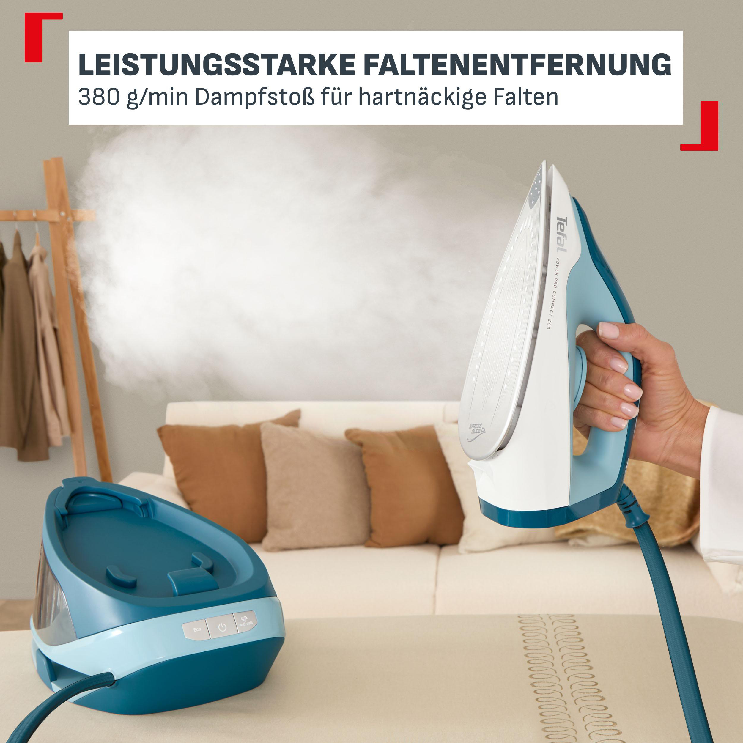 Eine Hand hält ein blau-weißes Bügeleisen, Dampf strömt aus. Links steht die Basisstation.