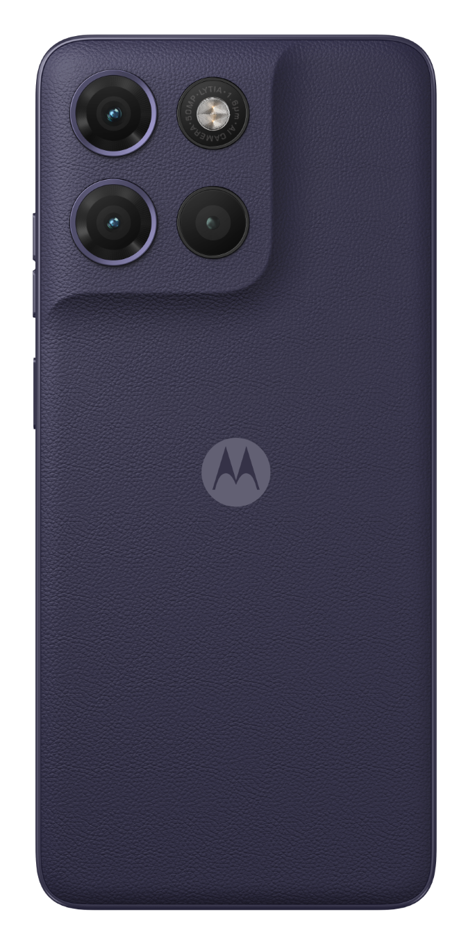 Fioletowy tył telefonu z trzema aparatami i logo Motorola.