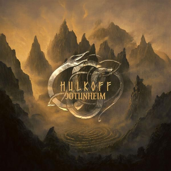 Dramatische Berge mit Nebel, einem Drachenlogo und dem Text HULKOFF JOTUNHEIM.