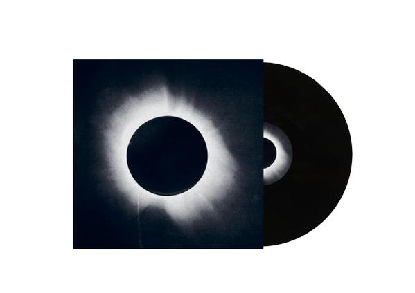 Schwarze Vinyl-Schallplatte mit Hülle, die einen totalen Sonnenfinsternis-Hintergrund zeigt.