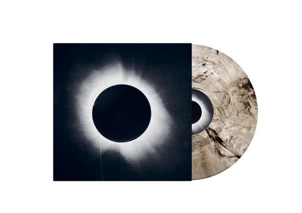 Schallplatte mit Hülle, zeigt eine Sonnenfinsternis auf dem Cover und marmorierte Muster auf der Platte.