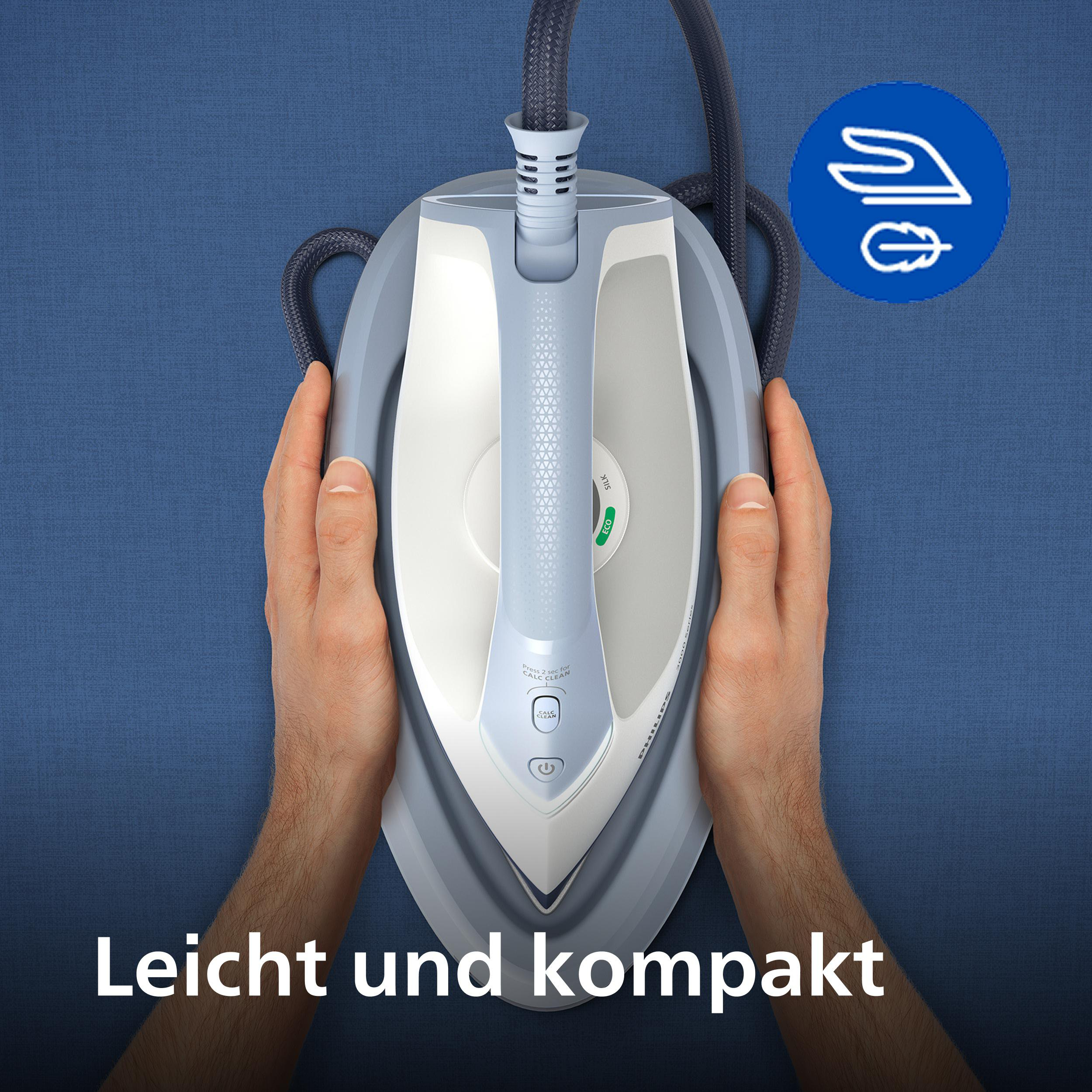 Hände halten ein weiß-blaues Bügeleisen auf blauem Stoff. "Leicht und kompakt".