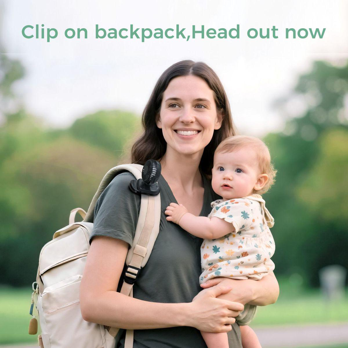 Frau mit Baby und Rucksack, kleiner Clip-Ventilator auf dem Riemen.