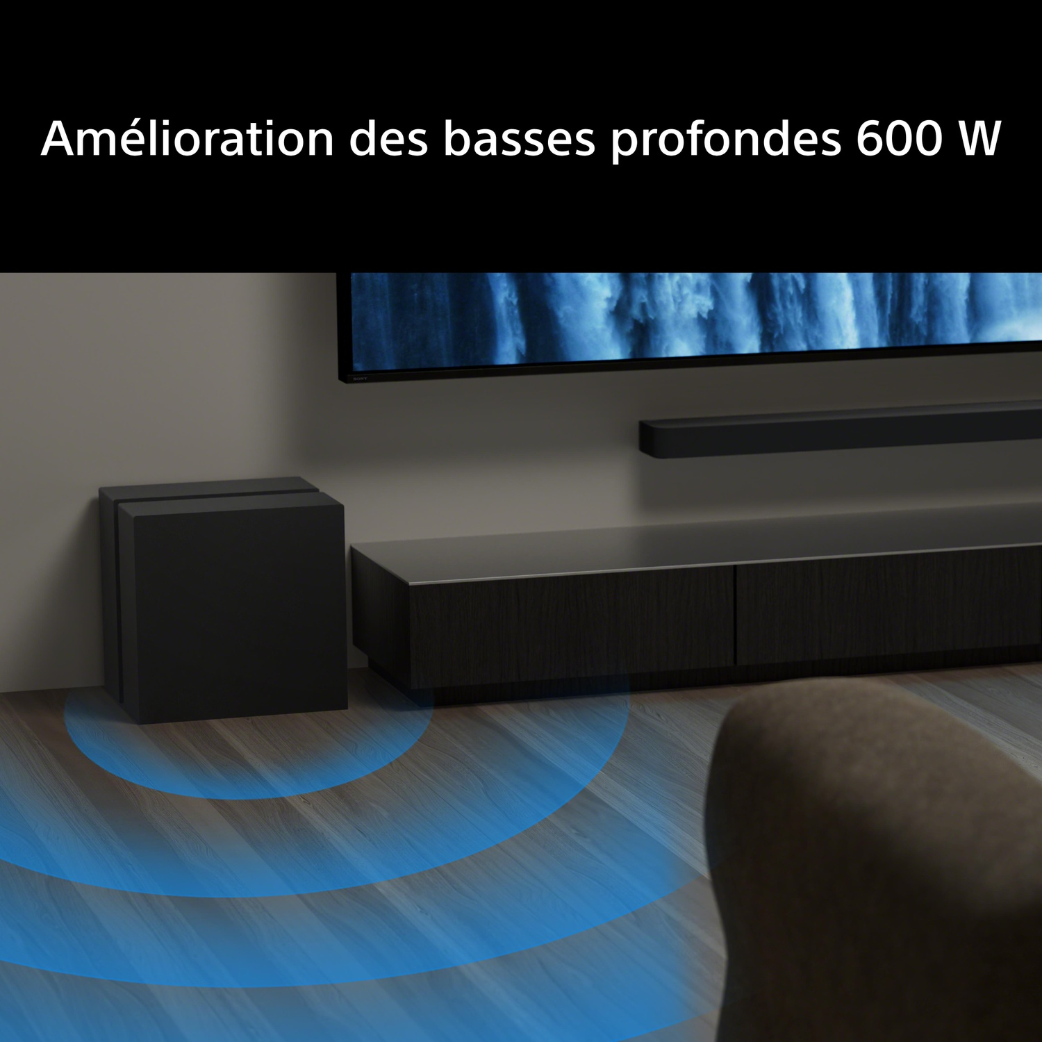 Caisson de basses noir sur plancher en bois avec ondes sonores bleues.