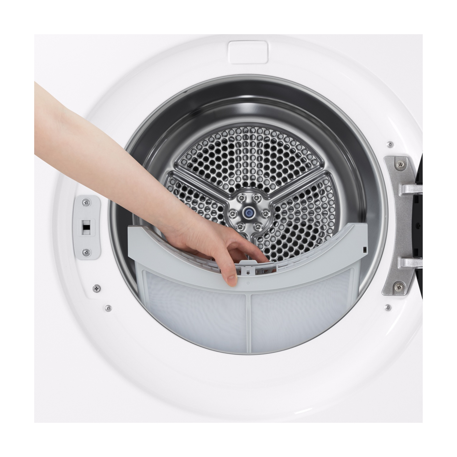 Una mano estrae un filtro bianco da un'asciugatrice.