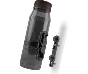 Dunkler Wasserflaschenhalter mit schwarzer Flasche und braunem Deckel, an weißem Rohr befestigt.
