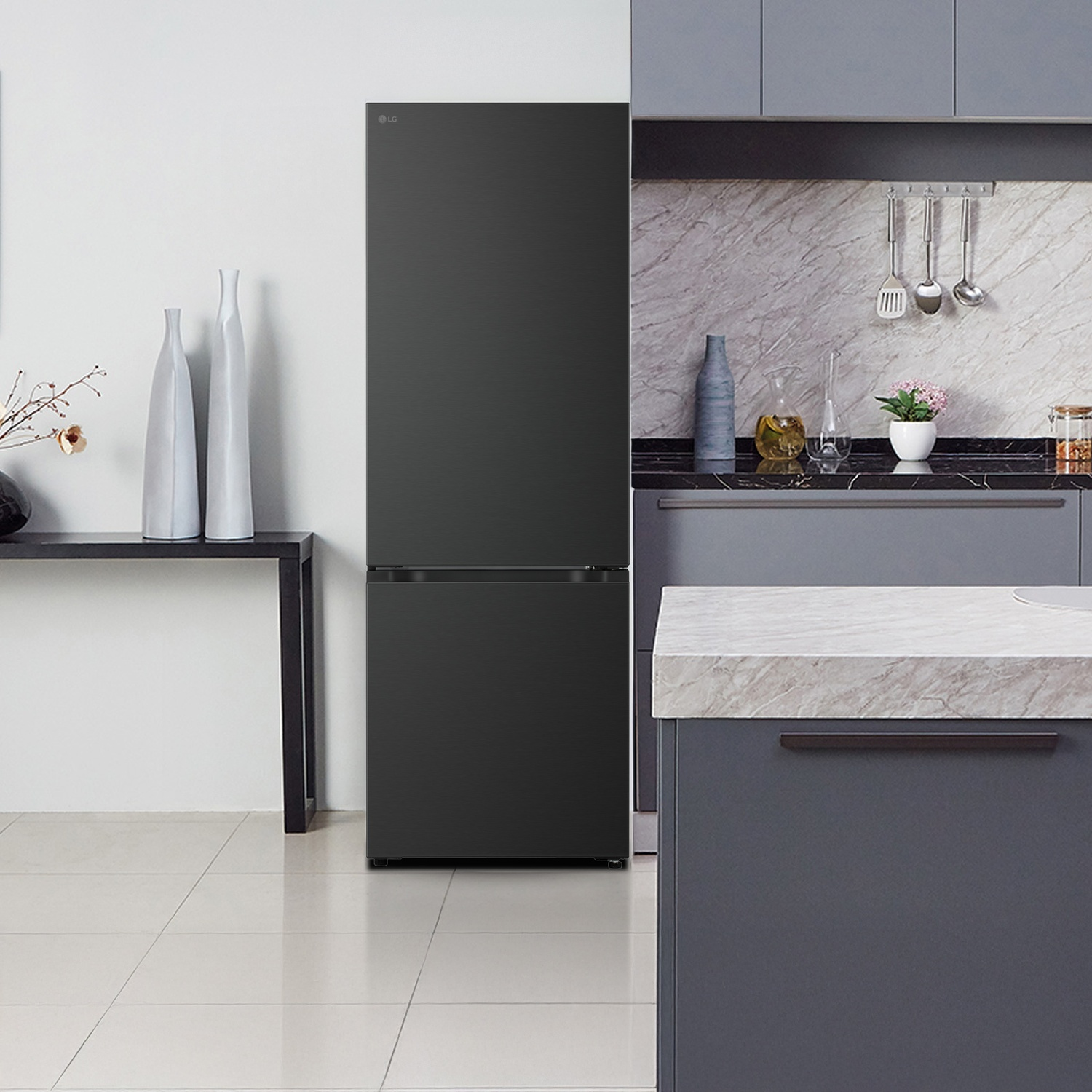 Un frigorifero LG nero si trova in una cucina moderna accanto a un tavolo con vasi.