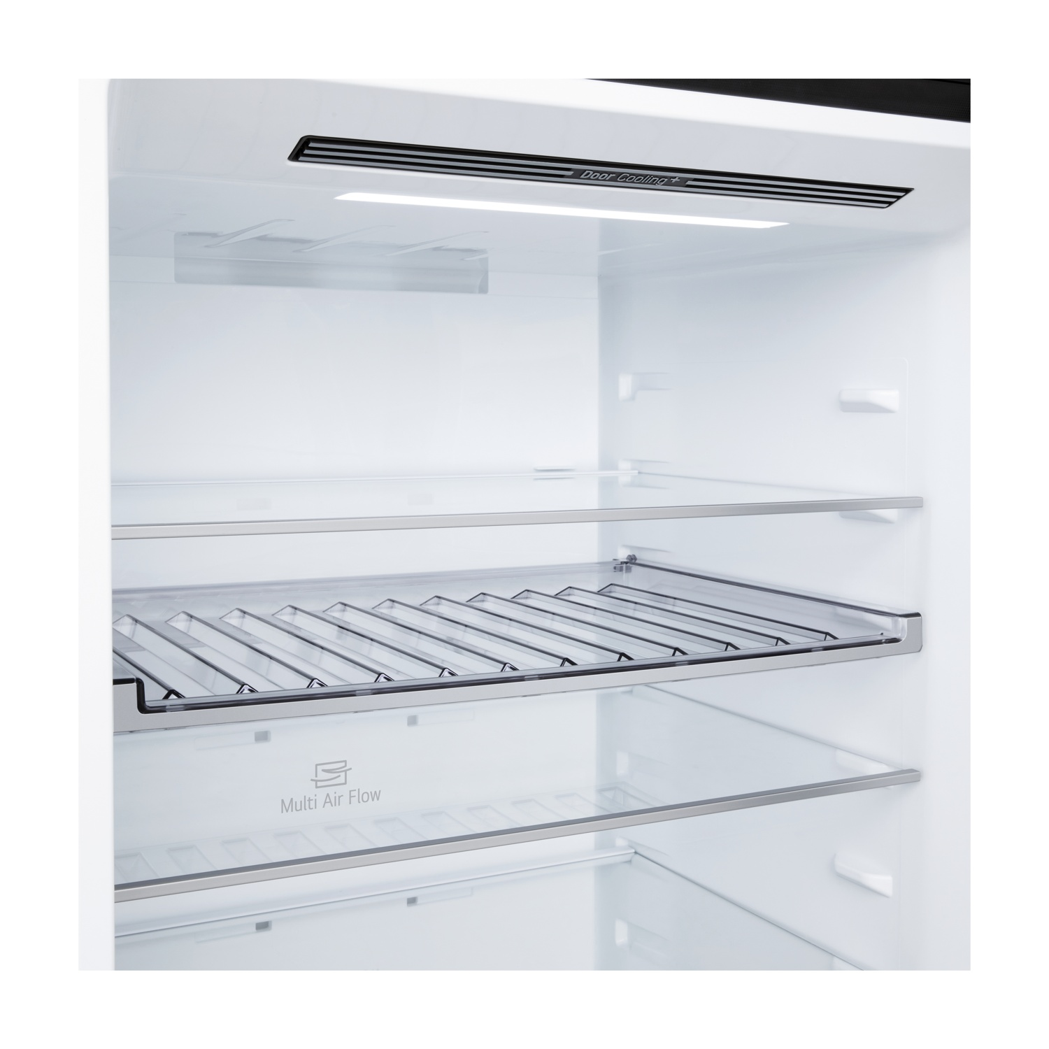 Interno di un frigorifero pulito e vuoto con ripiani in vetro e illuminazione a LED.