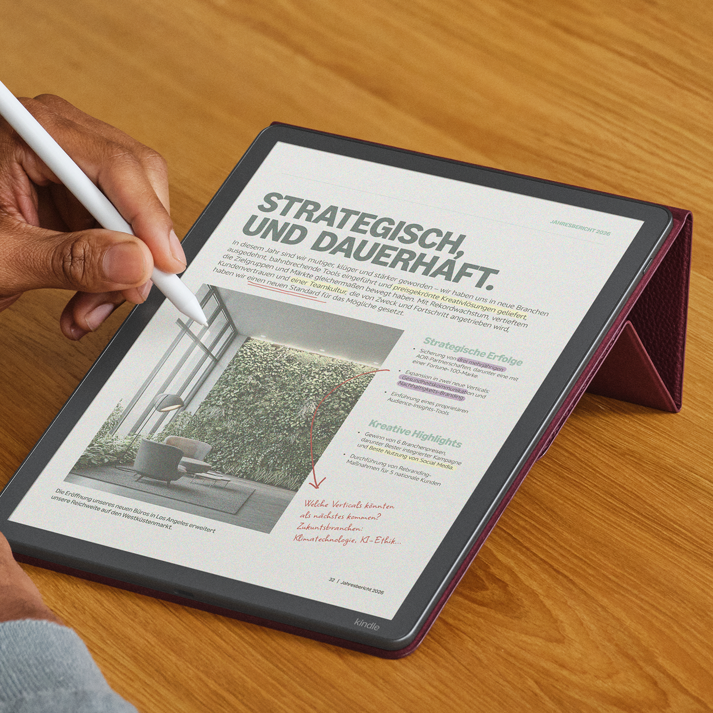 Ein Tablet mit einem Stift wird von einer Hand gehalten. Der Bildschirm zeigt einen Bericht.