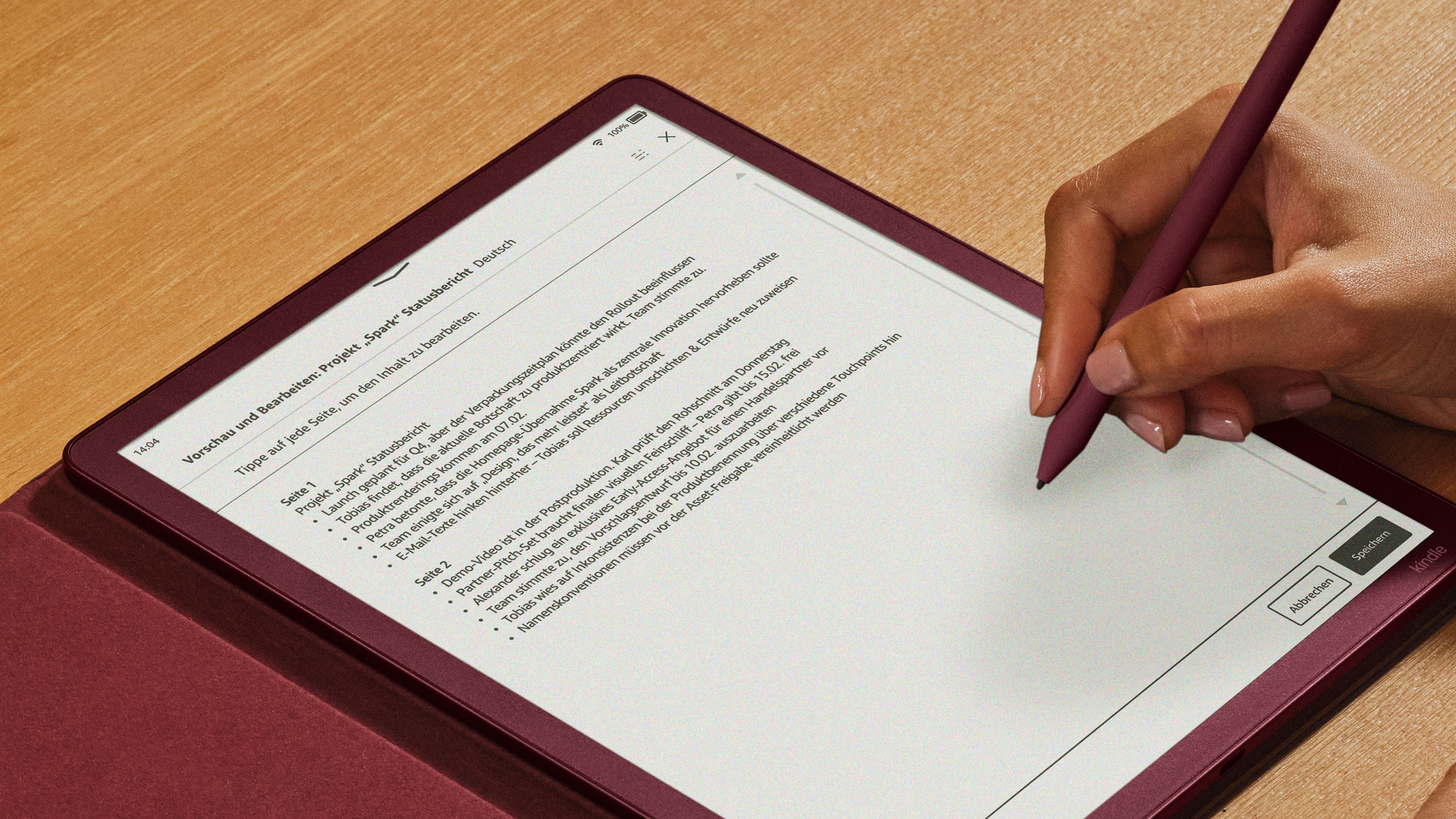 Eine Hand mit einem Stift auf einem E-Reader, der einen Text bearbeitet.