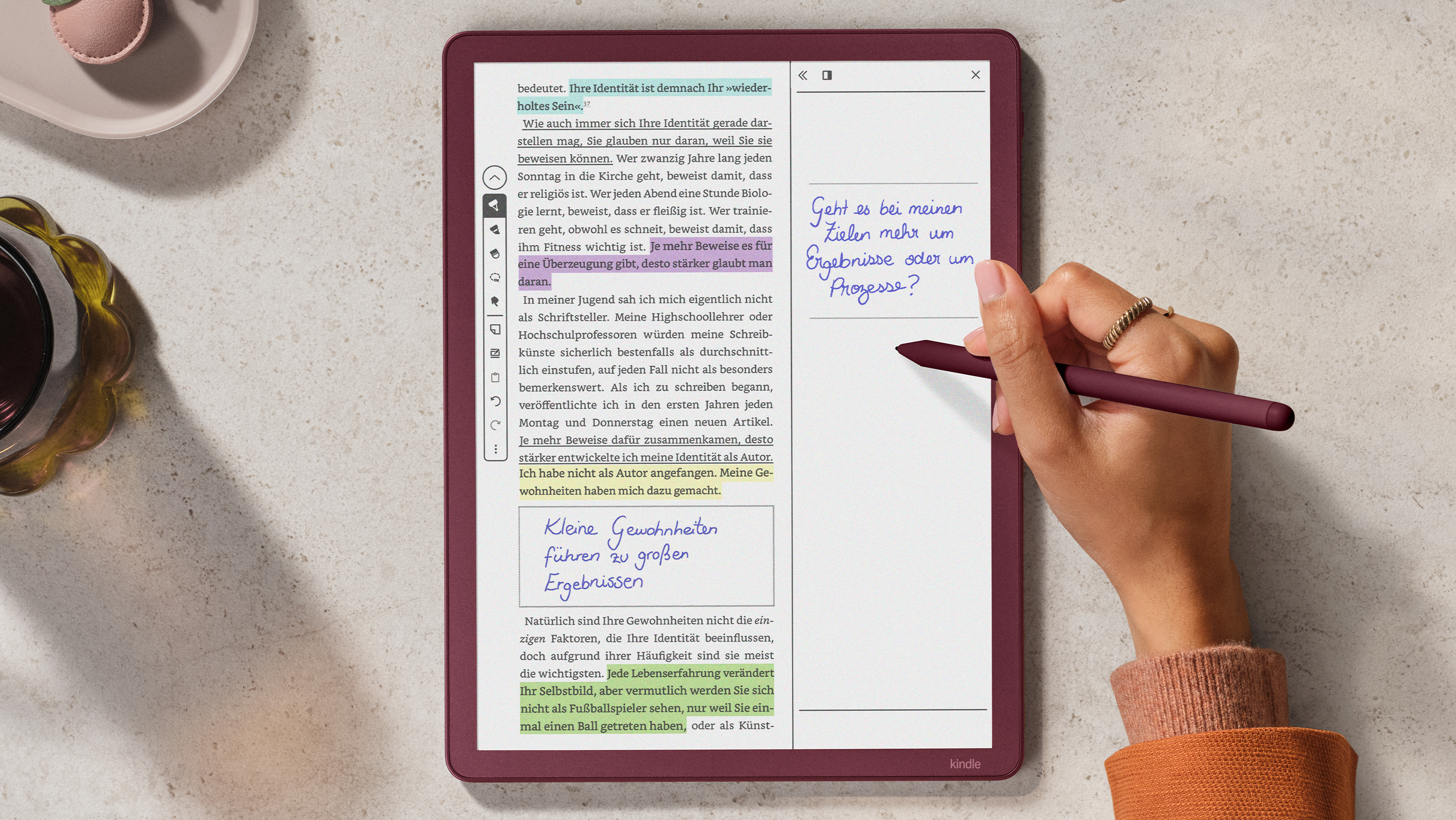 Eine Hand benutzt einen Stift, um auf einem E-Reader Notizen zu machen.