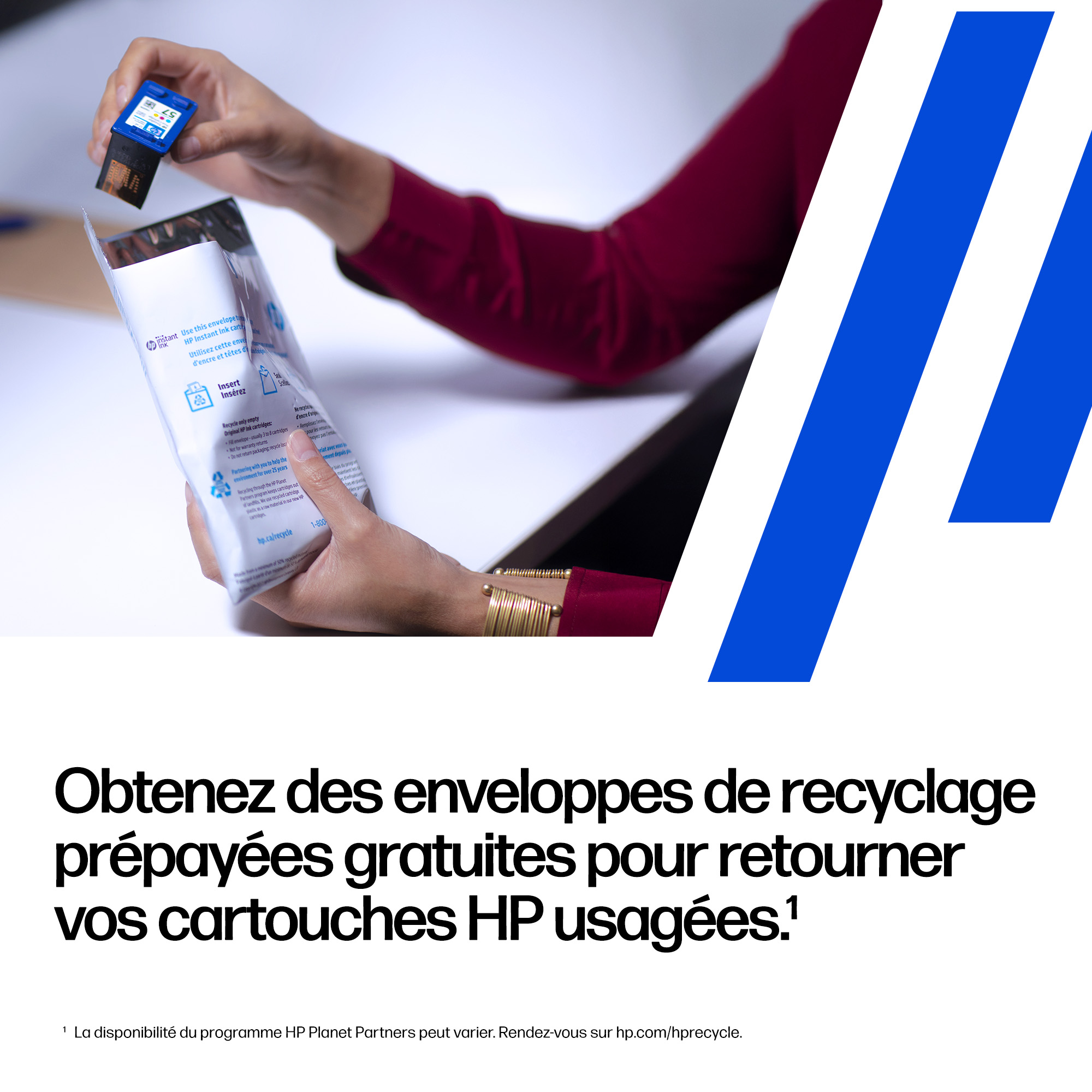 Une main tient une cartouche d'encre bleue au-dessus d'un sac de recyclage.