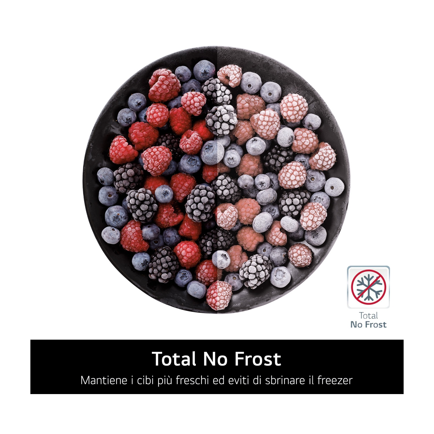 Una ciotola piena di frutti di bosco congelati, inclusi lamponi, mirtilli e more.