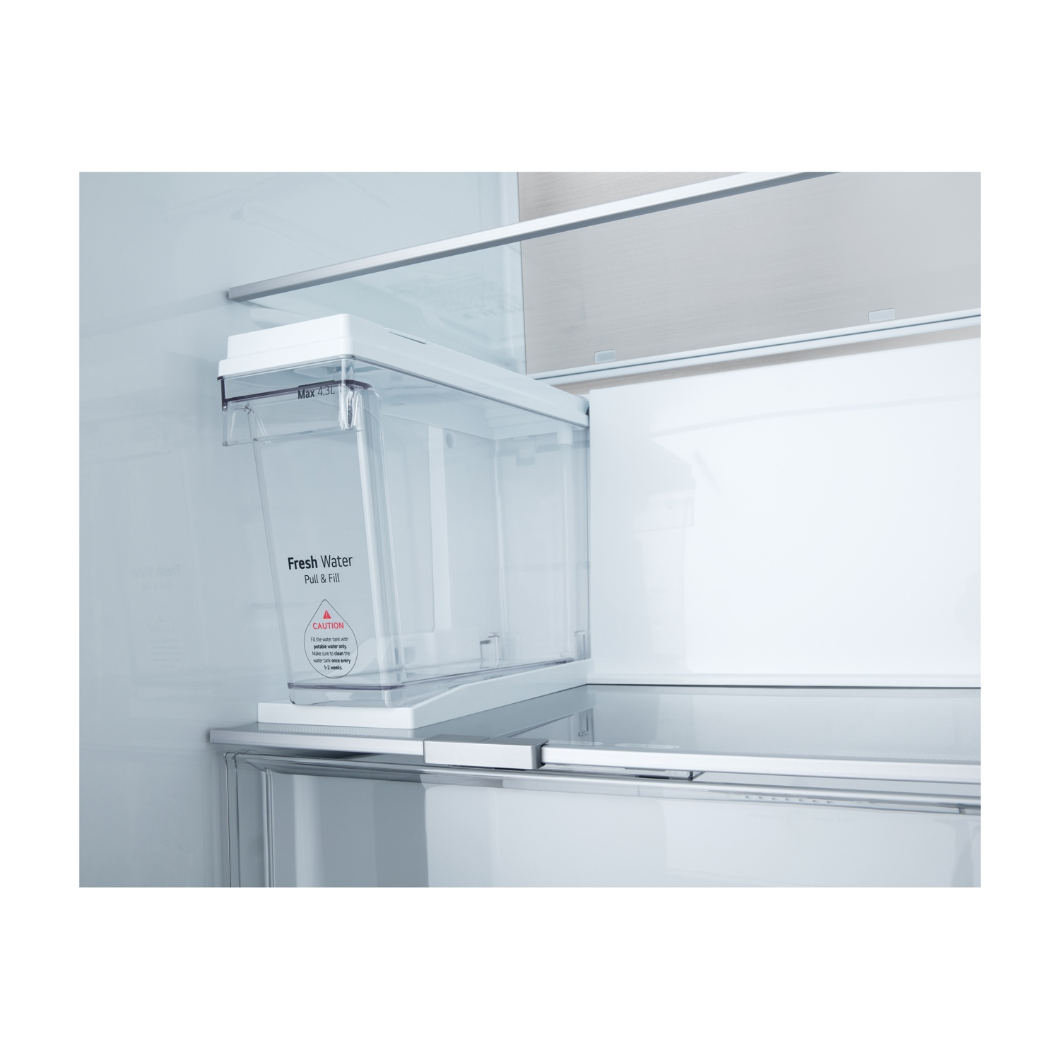 Serbatoio acqua trasparente con etichetta 'Fresh Water Pull & Fill' e avvertenza.