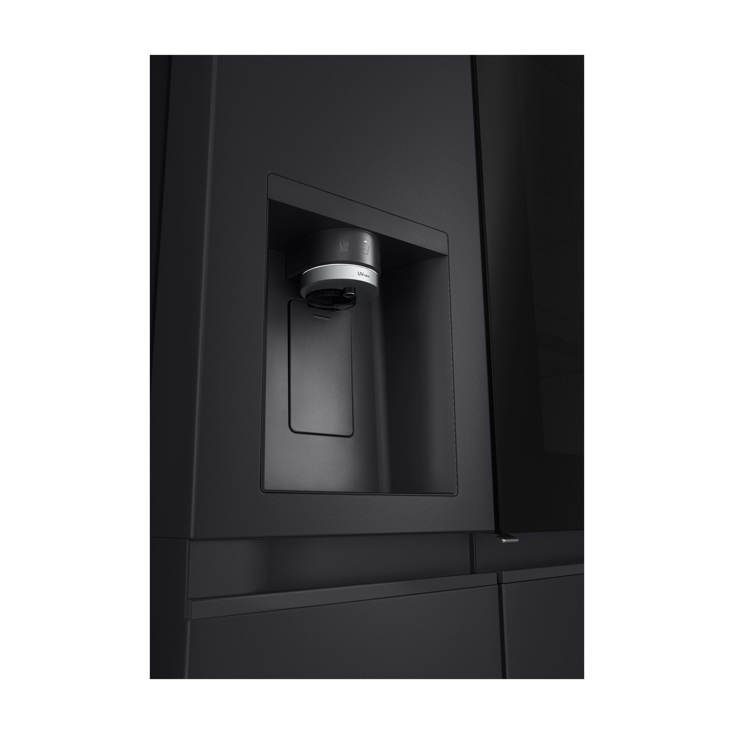Frigorifero nero con dispenser d'acqua e tecnologia UVnano.