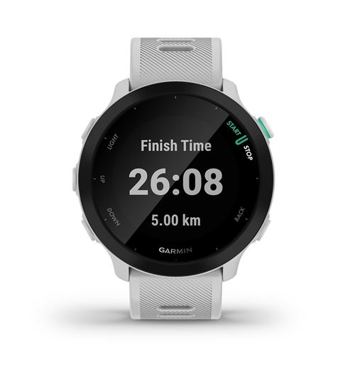 Un reloj inteligente Garmin blanco muestra un tiempo de finalización de 26:08 para 5 km.