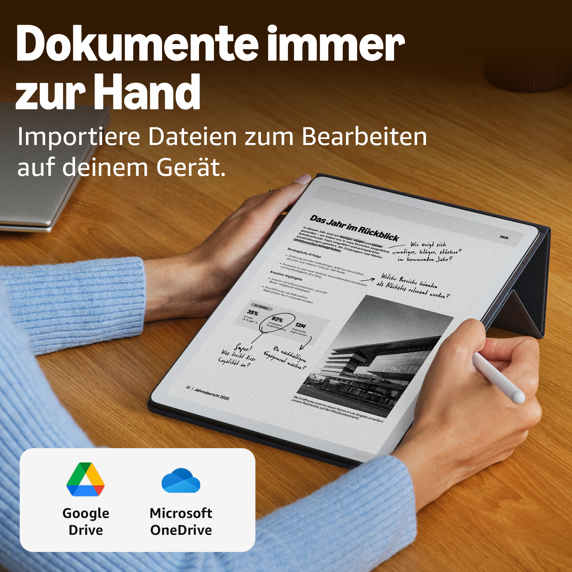 Eine Person hält ein Tablet mit einem Jahresbericht. Text und Grafiken sind sichtbar.