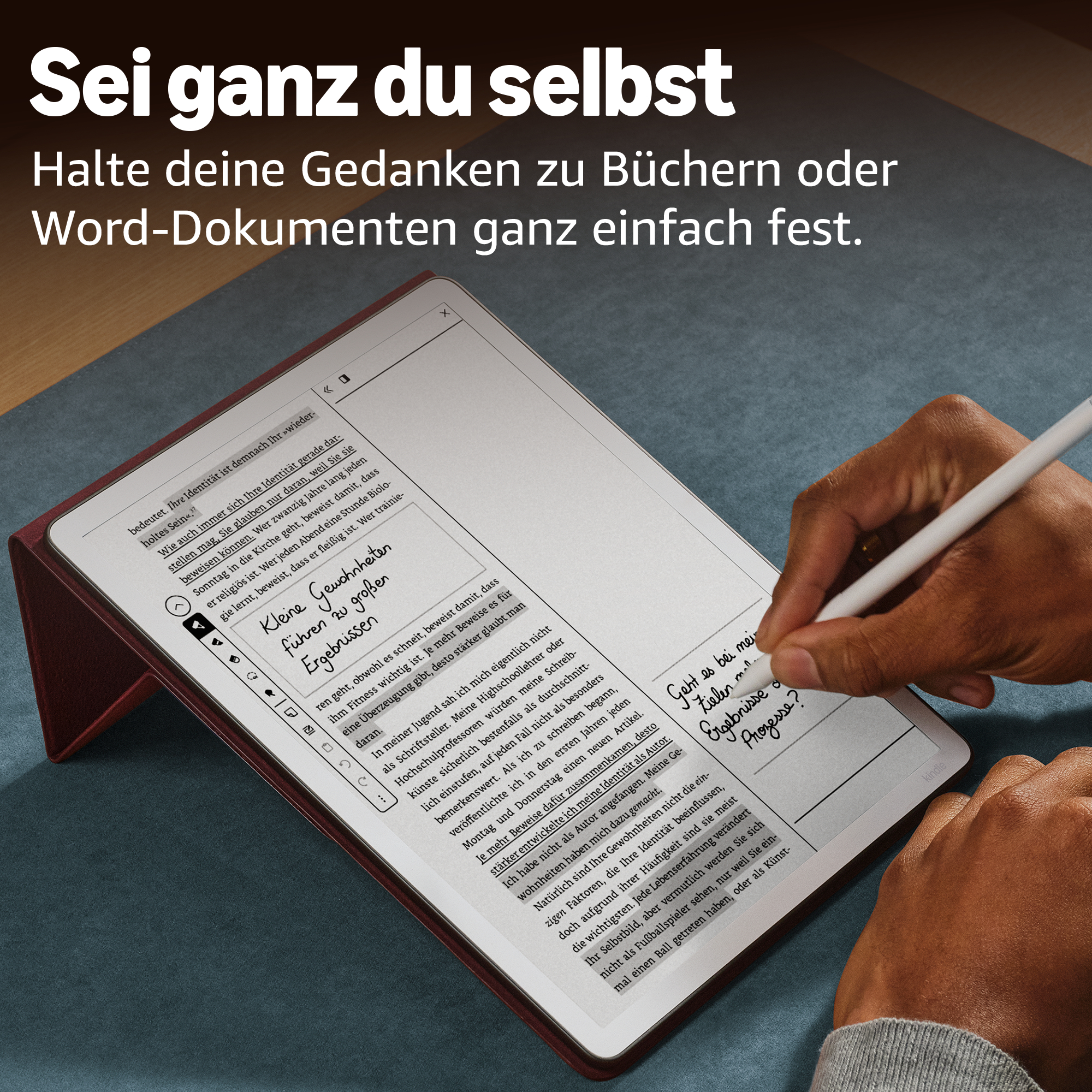 Eine Person schreibt auf einem E-Reader, der auf einem Tisch liegt.