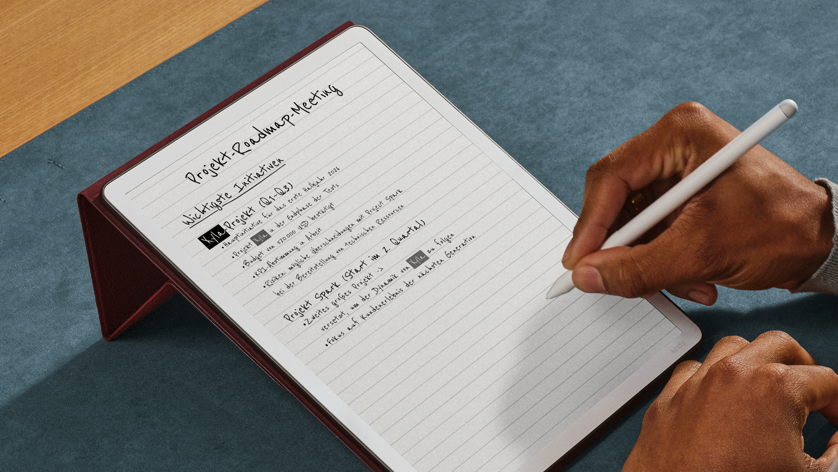 Hand schreibt Notizen auf einem E-Reader. Projektliste mit Stichpunkten.