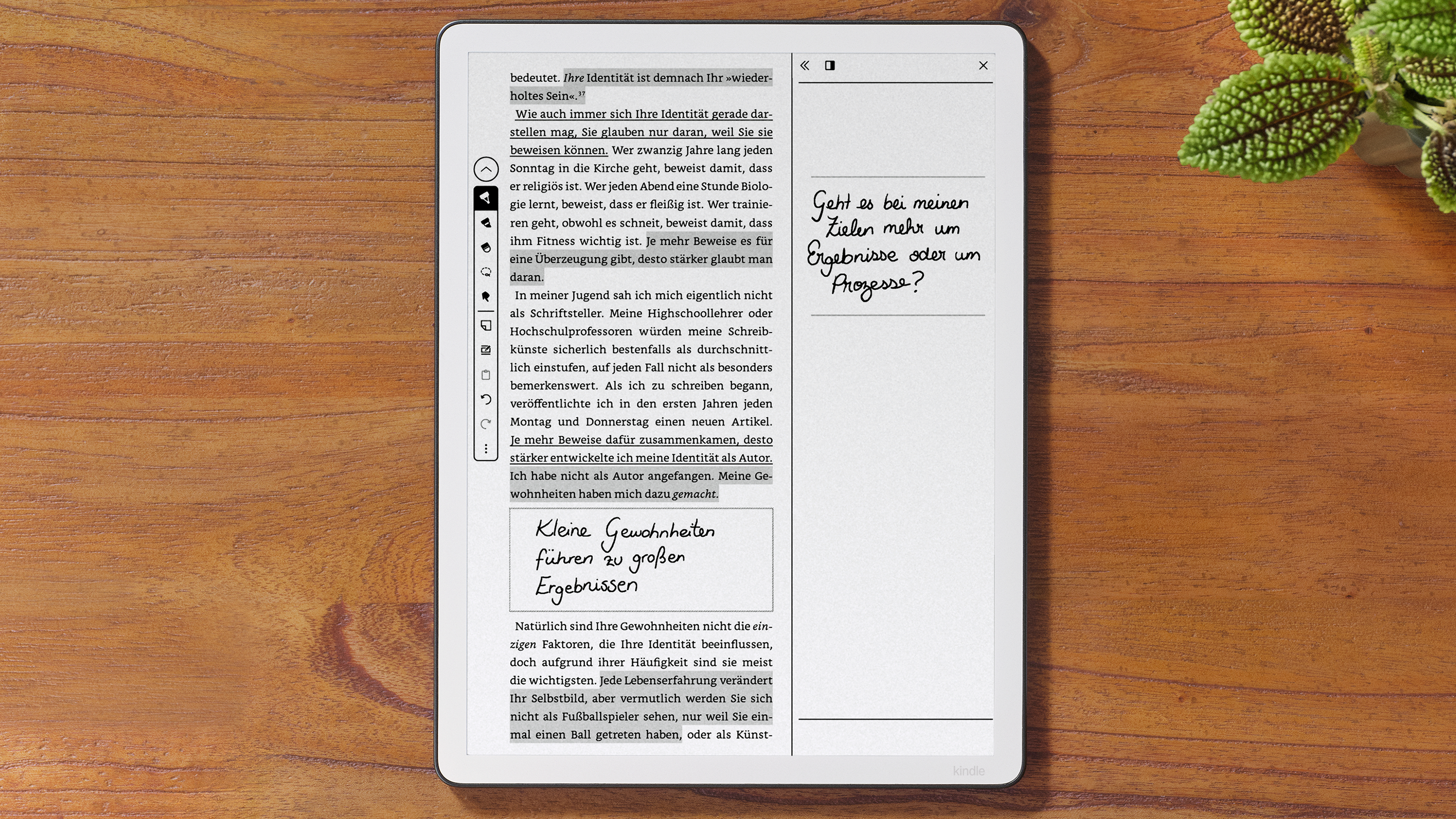 Ein E-Reader zeigt Text und handschriftliche Notizen. Ein Blatt Papier fragt: Ergebnisse oder Prozesse?
