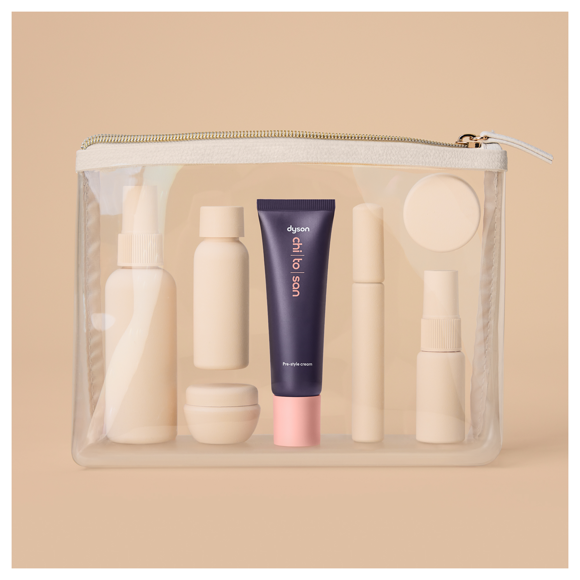 Eine durchsichtige Kosmetiktasche enthält mehrere beige Flaschen und eine lila Cremetube.