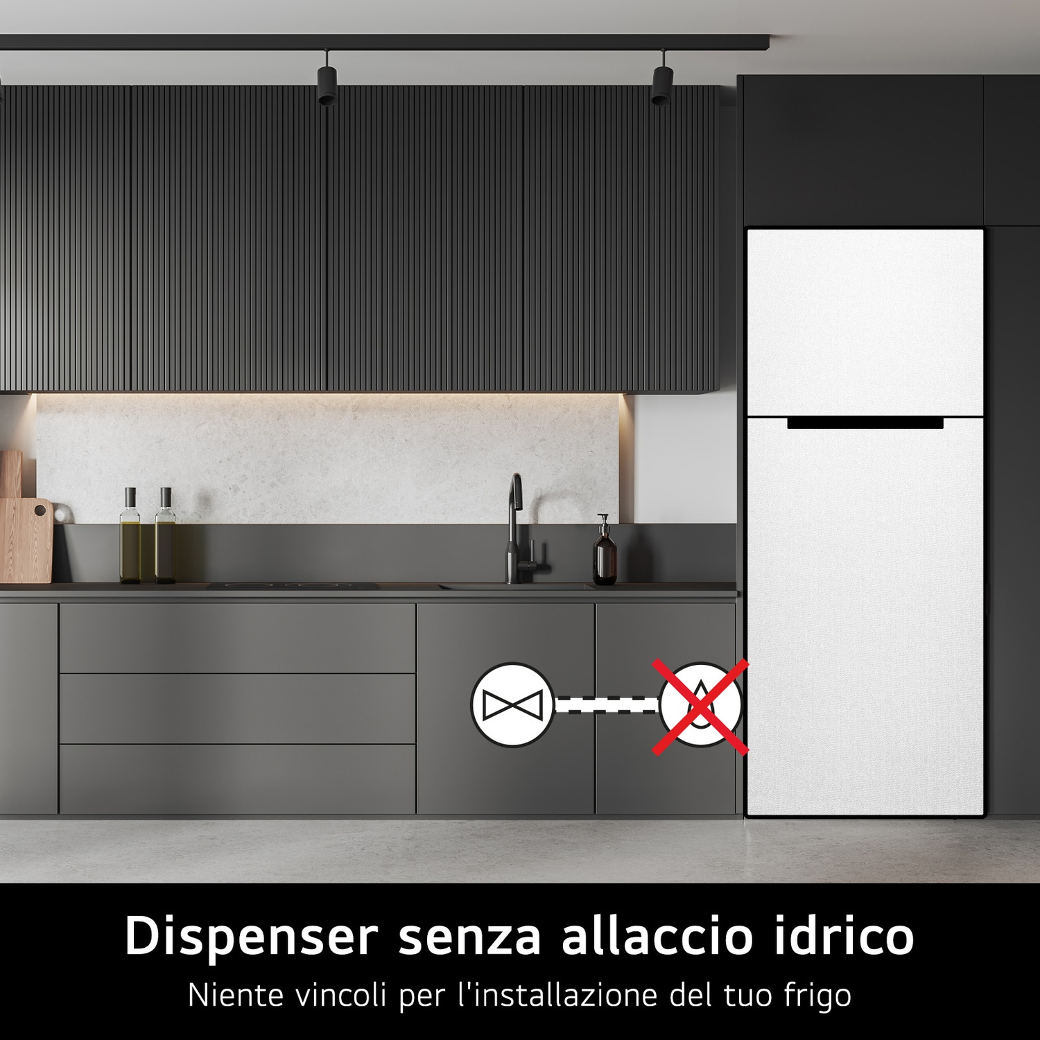 Cucina moderna con frigorifero bianco e simboli di allaccio idrico.