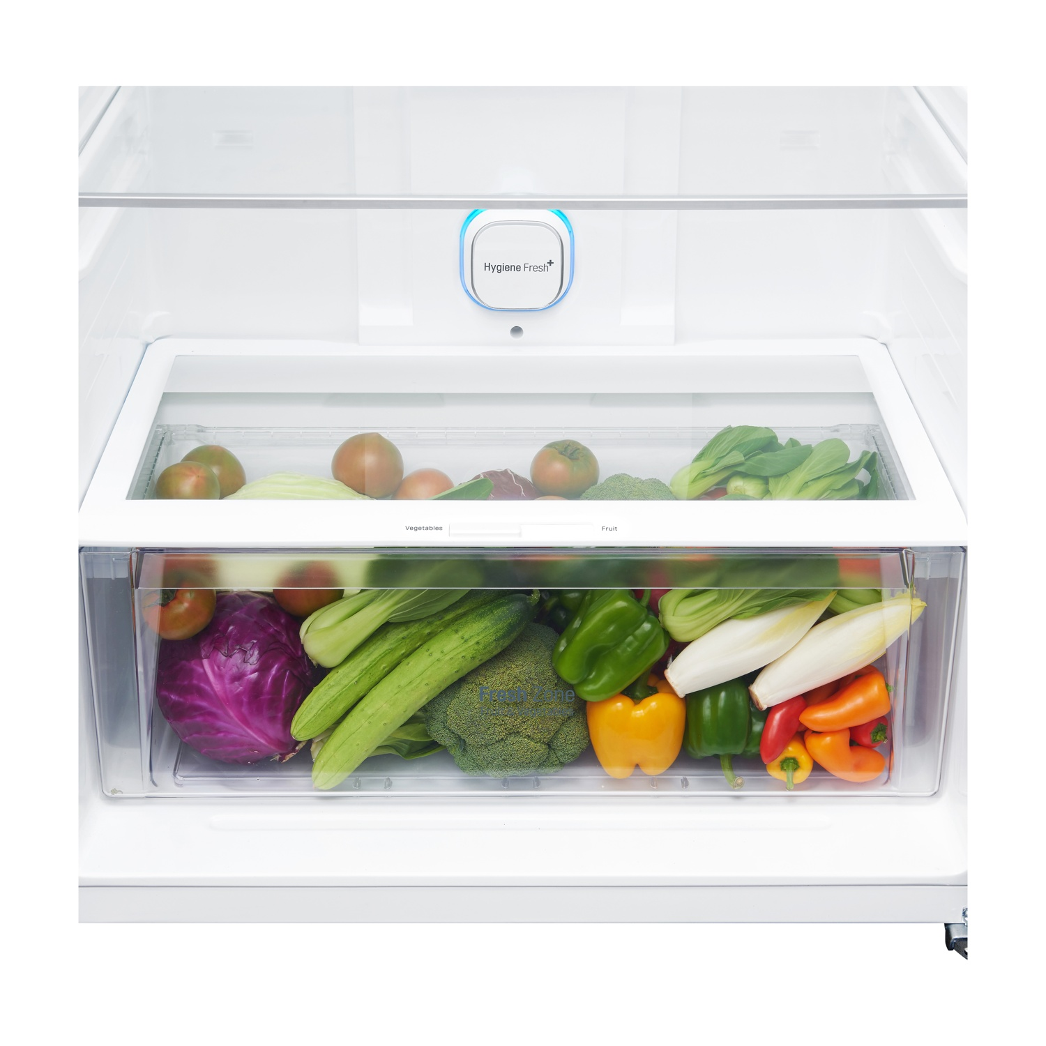 Un cassetto del frigorifero pieno di varie verdure fresche come peperoni, broccoli, cetrioli e cavolo rosso.
