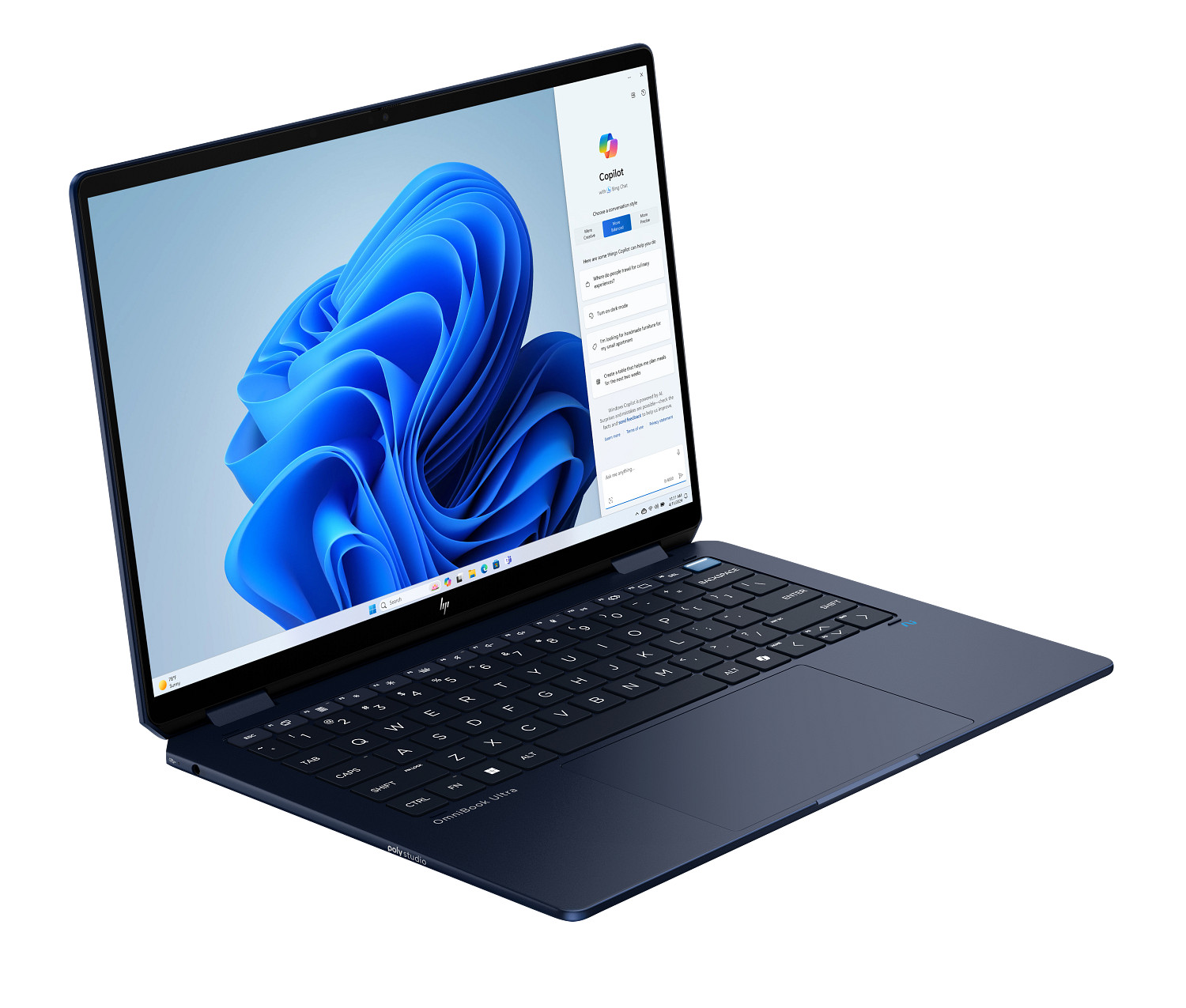 Granatowy laptop HP OmniBook Ultra wyświetla system Windows 11 z otwartym Copilotem.