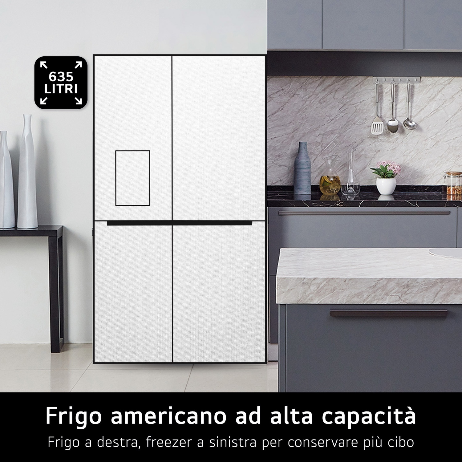 Un frigorifero bianco ad alta capacità è mostrato in una cucina moderna.