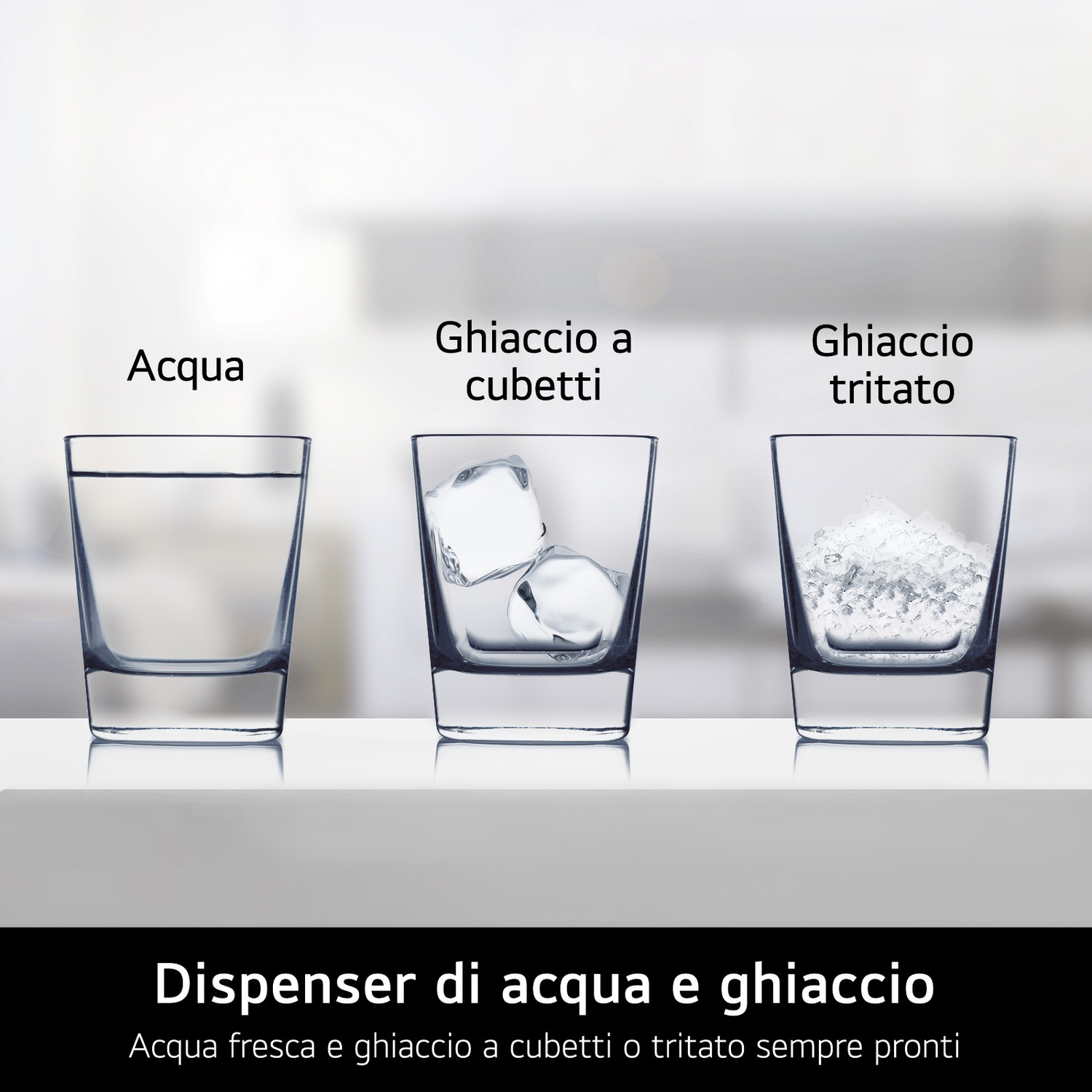 Tre bicchieri: uno con acqua, uno con cubetti di ghiaccio, uno con ghiaccio tritato.
