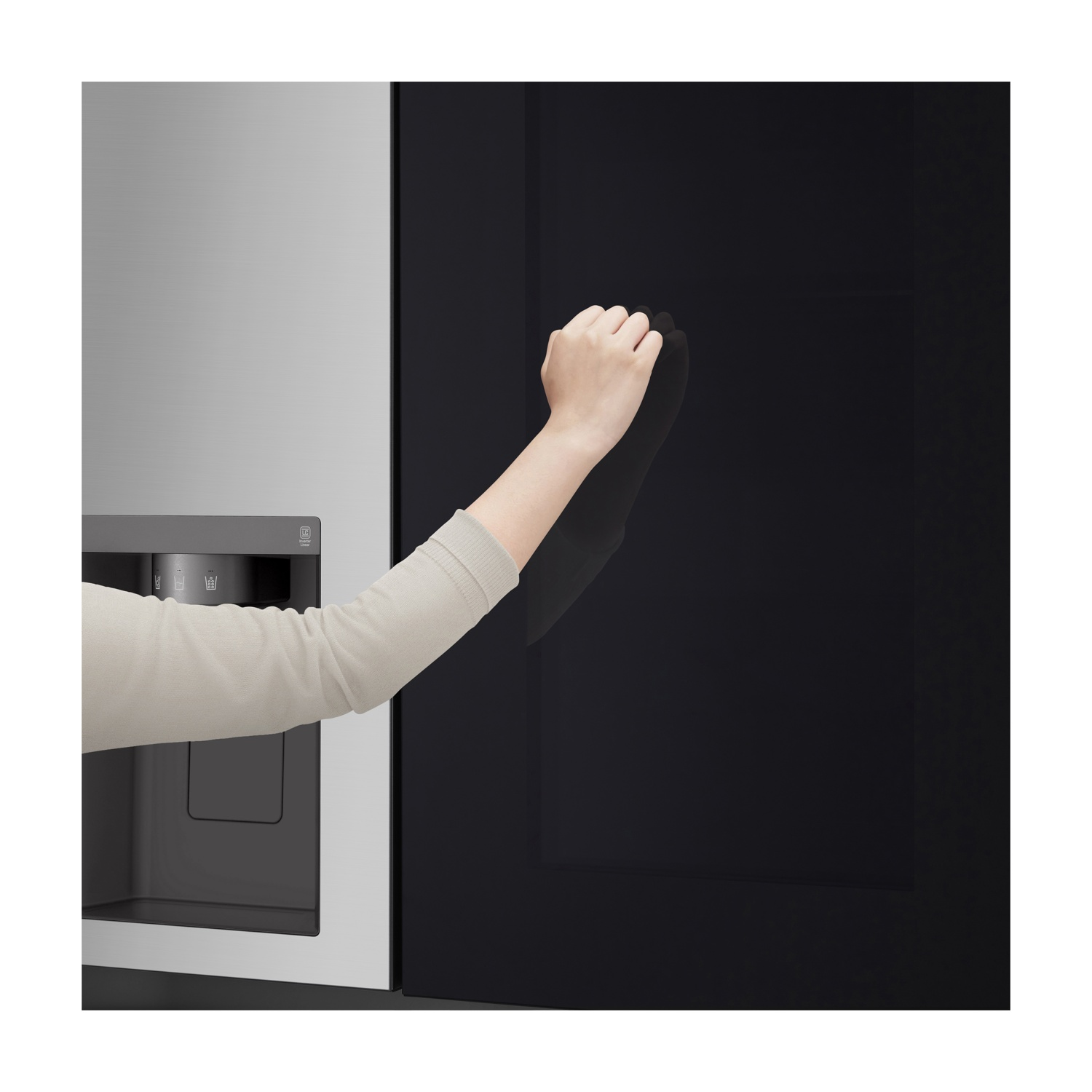 Una mano tocca la porta nera di un frigorifero con dispenser d'acqua.