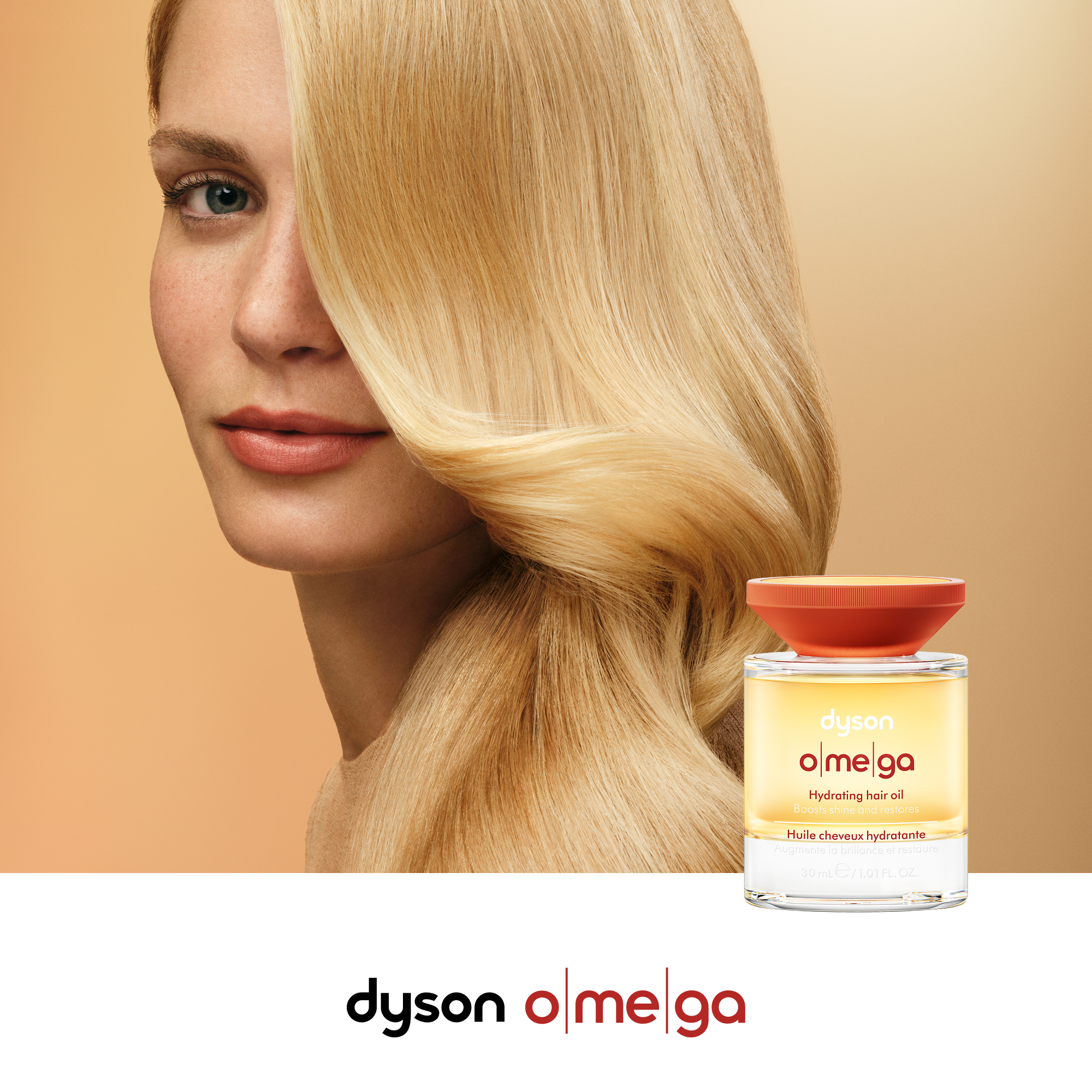 Eine Frau mit blondem Haar und einem Dyson Omega Hydrating Hair Oil Fläschchen.