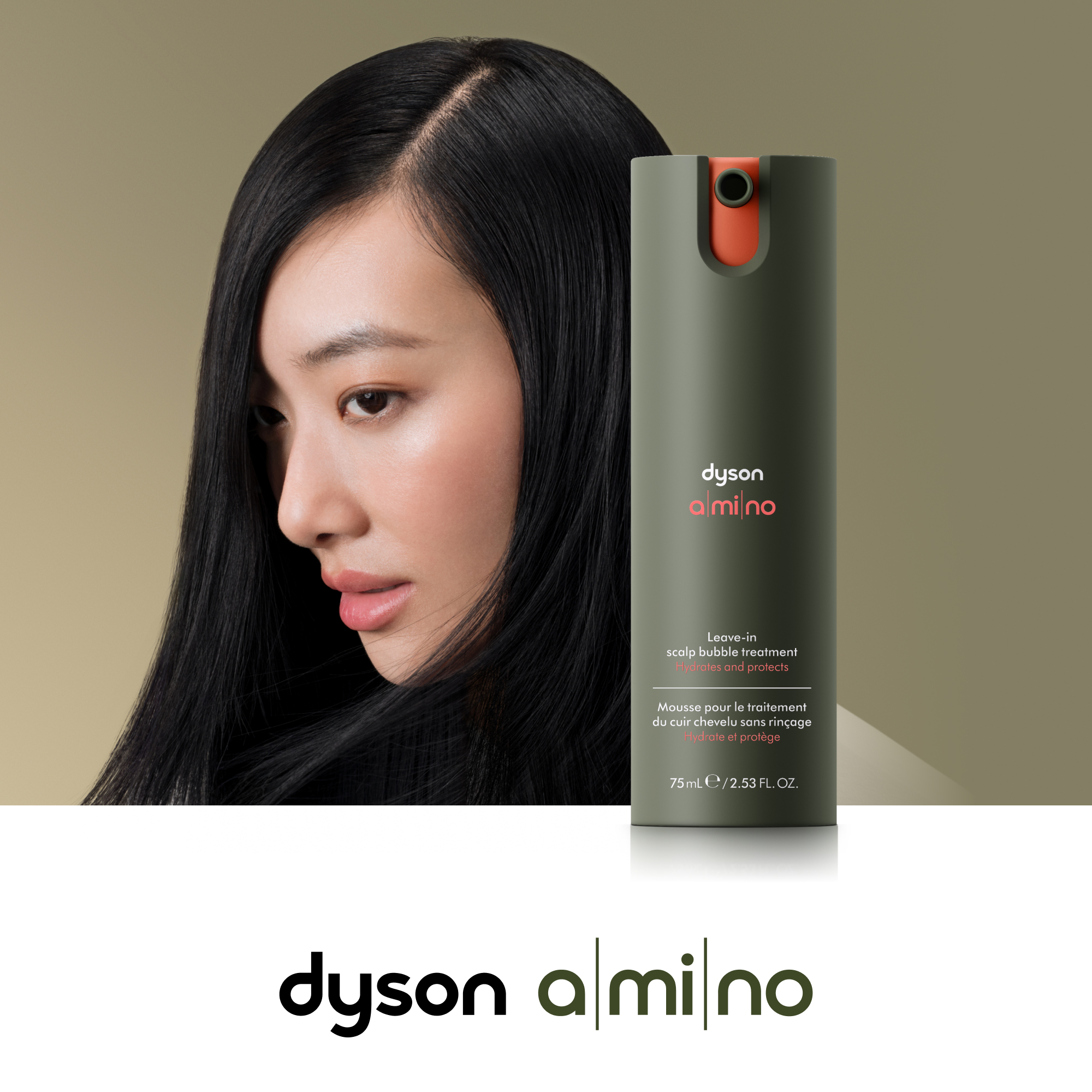 Frau mit schwarzen Haaren neben einer grünen Flasche Dyson Amino Leave-in Scalp Treatment.