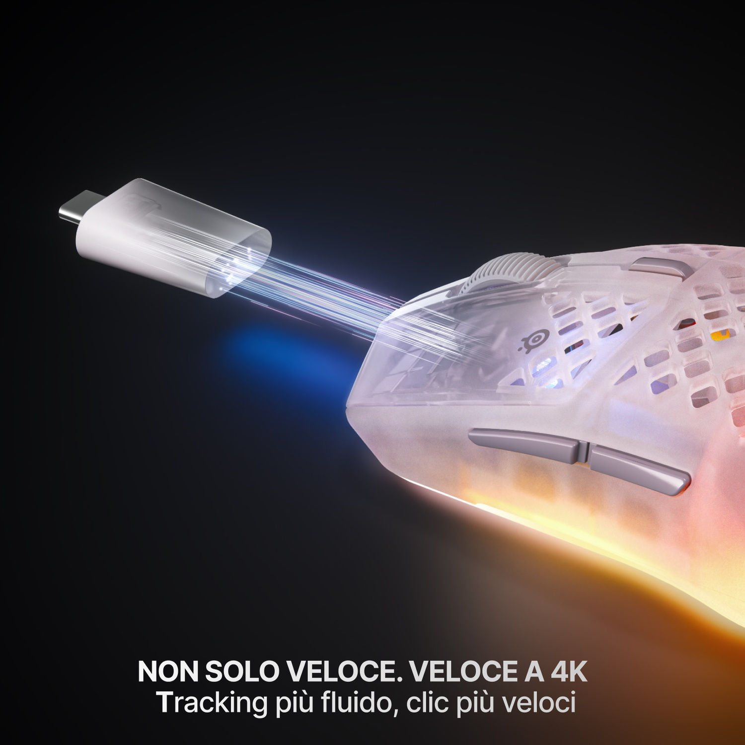 Un dongle USB-C per mouse da gaming bianco con raggi di luce puntati su un mouse trasparente.