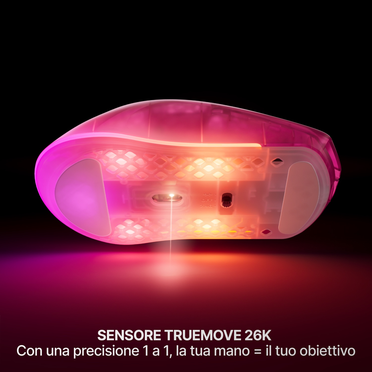 Un mouse gaming rosa trasparente con interni illuminati su sfondo nero.