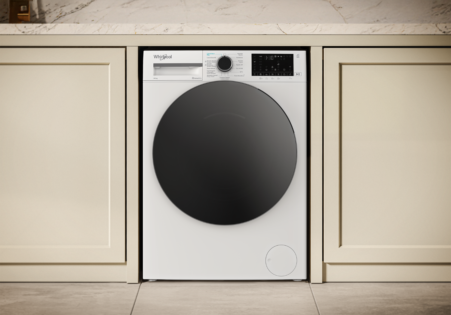 Una lavadora Whirlpool blanca con puerta negra está entre armarios color crema.
